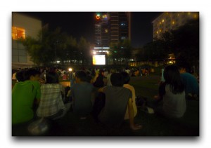 屋外で映画の上映会?!歌って踊って映画を楽しむセブの人々。 Philippines / フィリピン