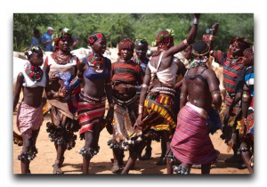 男が女をムチで打つ!!衝撃的なハマル族の成人の儀式。 Ethiopia / エチオピア