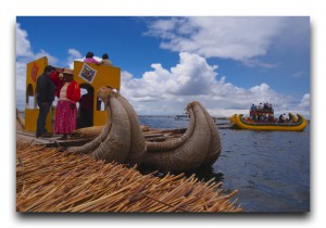 南米最大の湖に浮かぶ草の上で生活する人々。 Peru / ペルー