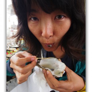 生ガキを食べる宇宙人と国連で働く日本人。 生ガキを食べる宇宙人と国連で働く日本人。
