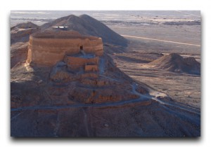 ゾロアスター教。簡素すぎる寺院と砂漠の鳥葬場。 Iran / イラン