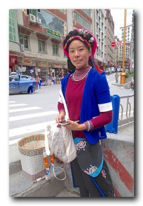 雨の山道で起きた交通事故の悲劇 × 美人の谷で美人探し China / 中国